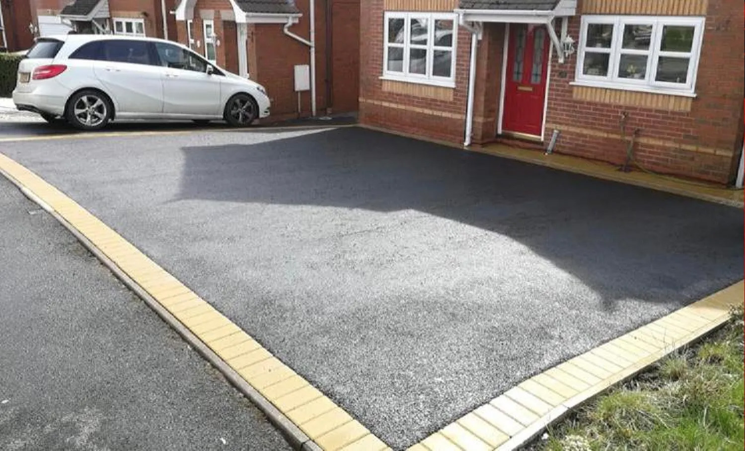 tarmac driveway with paved border